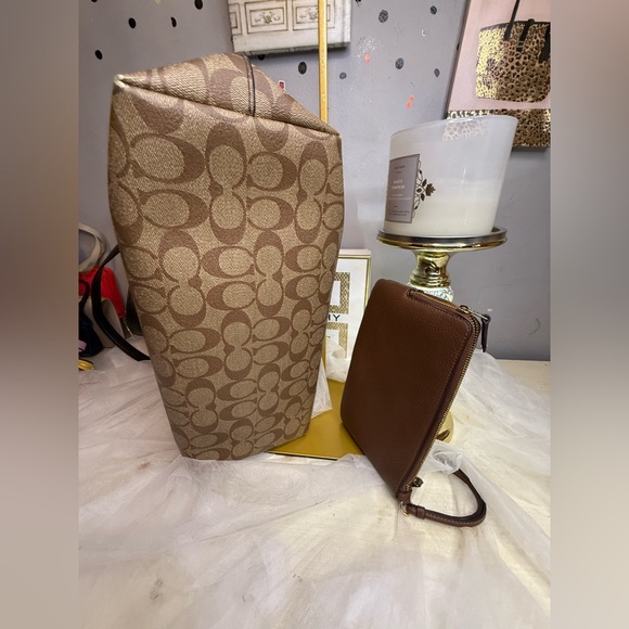 4FER Coach Brown Signature Tote and Pouch Set - Picture 7 of 17